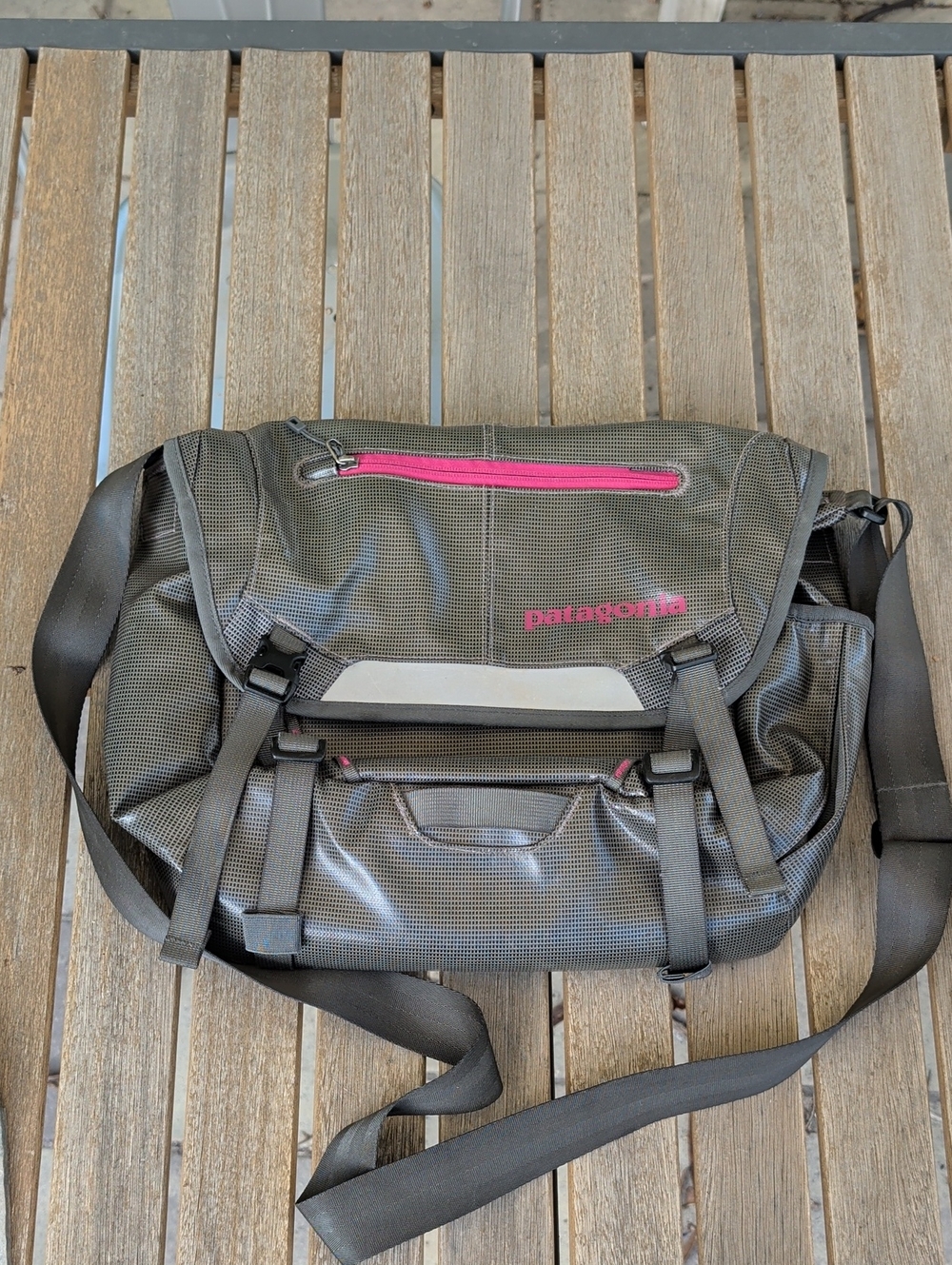 Patagonia Black Hole Mini Messenger 12L Bag 49320 Discontinued Grey Pink